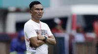 Pelatih Persita Tangerang, Wiganda Saputra, mengamati para pemainnya saat melawan Persita Tangerang pada laga Liga 2 di Stadion Pakansari, Jawa Barat, Selasa (4/12). Kalteng menang 2-0 atas Persita. (Bola.com/M. Iqbal Ichsan)