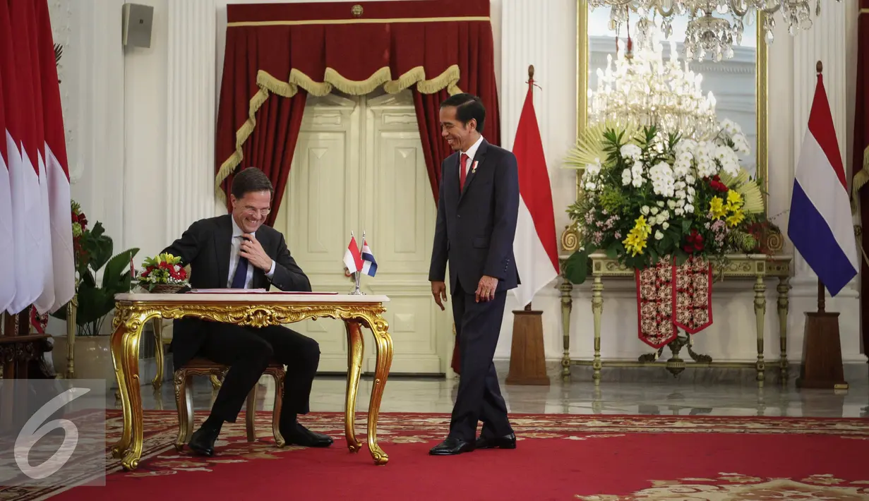 Presiden Joko Widodo berbincang dengan Perdana Menteri Kerajaan Belanda Mark Rutte saat kedatangannya di Istana Merdeka, Jakarta, Rabu (23/11). Pertemuan tersebut membahas sejumlah agenda di berbagai sektor. (Liputan6.com/Faizal Fanani)