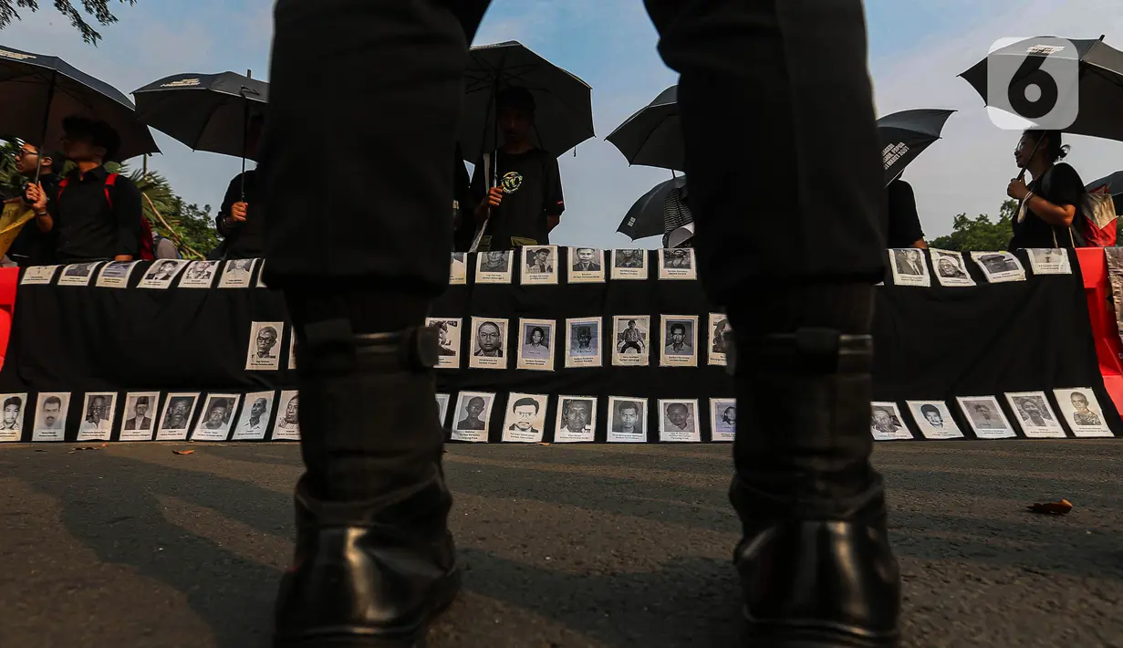 Aksi Kamisan ke-815 sekaligus memperingati 26 Tahun tragedi kerusuhan massa yang terjadi pada 13-15 Mei 1998. (Liputan6.com/Angga Yuniar)
