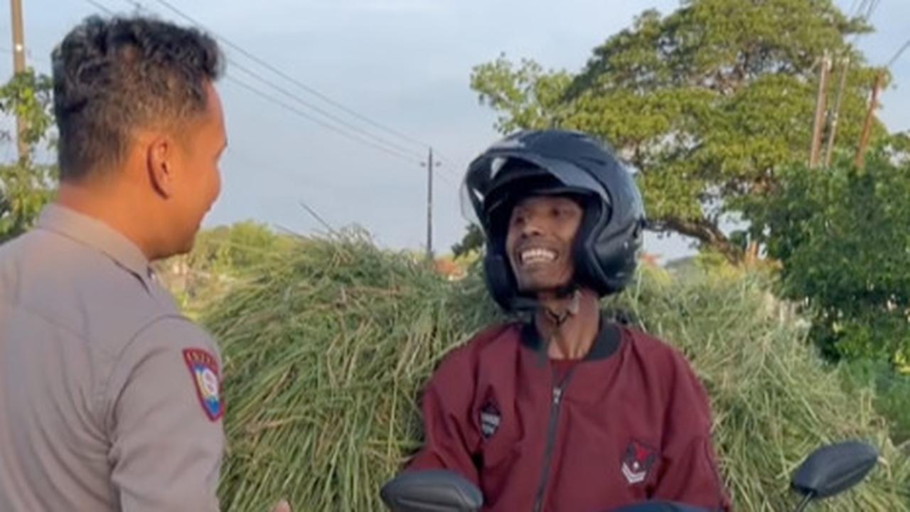Pria Paruh Baya Kaget Tiba-tiba Disetop Polisi saat Bawa Rumput Pakai Motor, Ternyata Begini Endingnya