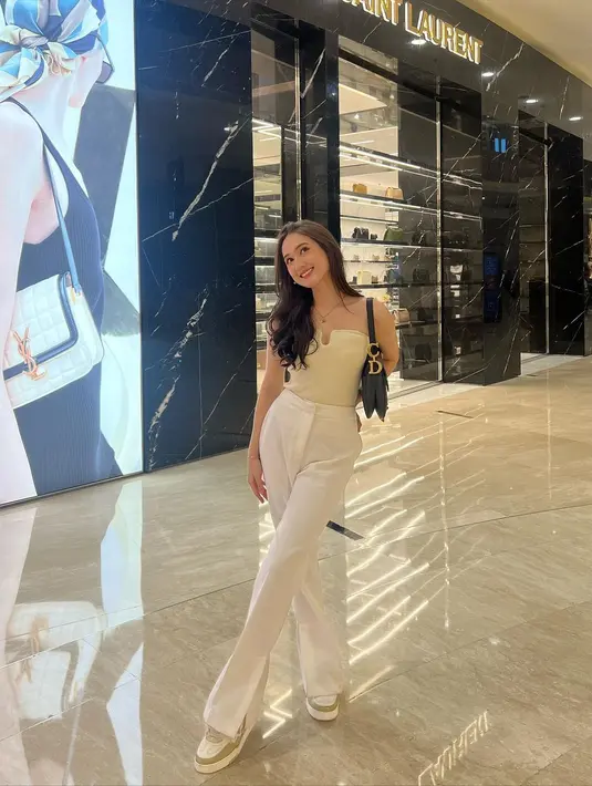 Laura Moane merupakan perempuan berdarah Inggris dari sang ayah dan Jawa dari ibunya. Ia memulai karier di dunia seni peran sejak 2019 dan saat ini ia berusia 17 tahun. [Foto: Instagram/its_lauramoane2]