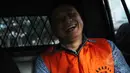 Muhammad Bihar Sakti Wibowo menaiki mobil tahanan usai menjalani pemeriksaan di KPK, Jakarta, Jumat, (24/4/2015). KPK menahan Sherman karena terlibat kasus kasus ke Badan Pengawas Perdagangan Berjangka Komoditi. (Liputan6.com/Helmi Afandi)