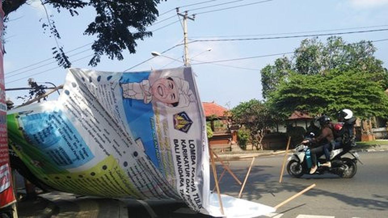 Dipasang asal-asalan, baliho raksasa di Kota Jembrana roboh