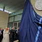 Menteri Keuangan AS, Steve Mnuchin menarik kain saat membuka plakat dalam peresmian pembukaan kedutaan AS di Yerusalem (14/5). Ada 32 duta besar berpartisipasi dalam upacara pembukaan Kedubes AS di Yerusalem tersebut. (AFP/Menahem Kahan)