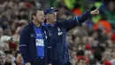  Pelatih West Bromwich Albion, Tony Pulis (kanan) berdiskusi dengan asisten pelatih, Mark O'Connor saat timnya melawan Liverpool pada lanjutan Premier League pekan ke-9 di Stadion Anfield, Minggu (23/10/2016) dini hari WIB. (Reuters/Phil Noble)