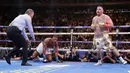 Andy Ruiz (kanan) memukul jatuh Anthony Joshua Anthony Joshua pada ronde ketujuh pertandingan tinju di Madison Square Garden, New York, Amerika Serikat, Minggu (2/6/2019). Kemenangan Andy Ruiz Jr atas Anthony Joshua mengejutkan publik tinju dunia. (AP Photo/Frank Franklin II)