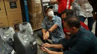 Menkes Budi Gunadi Sadikin tinjau konsentrator oksigen dari oxygen for Indonesia. Foto: Kitabisa.