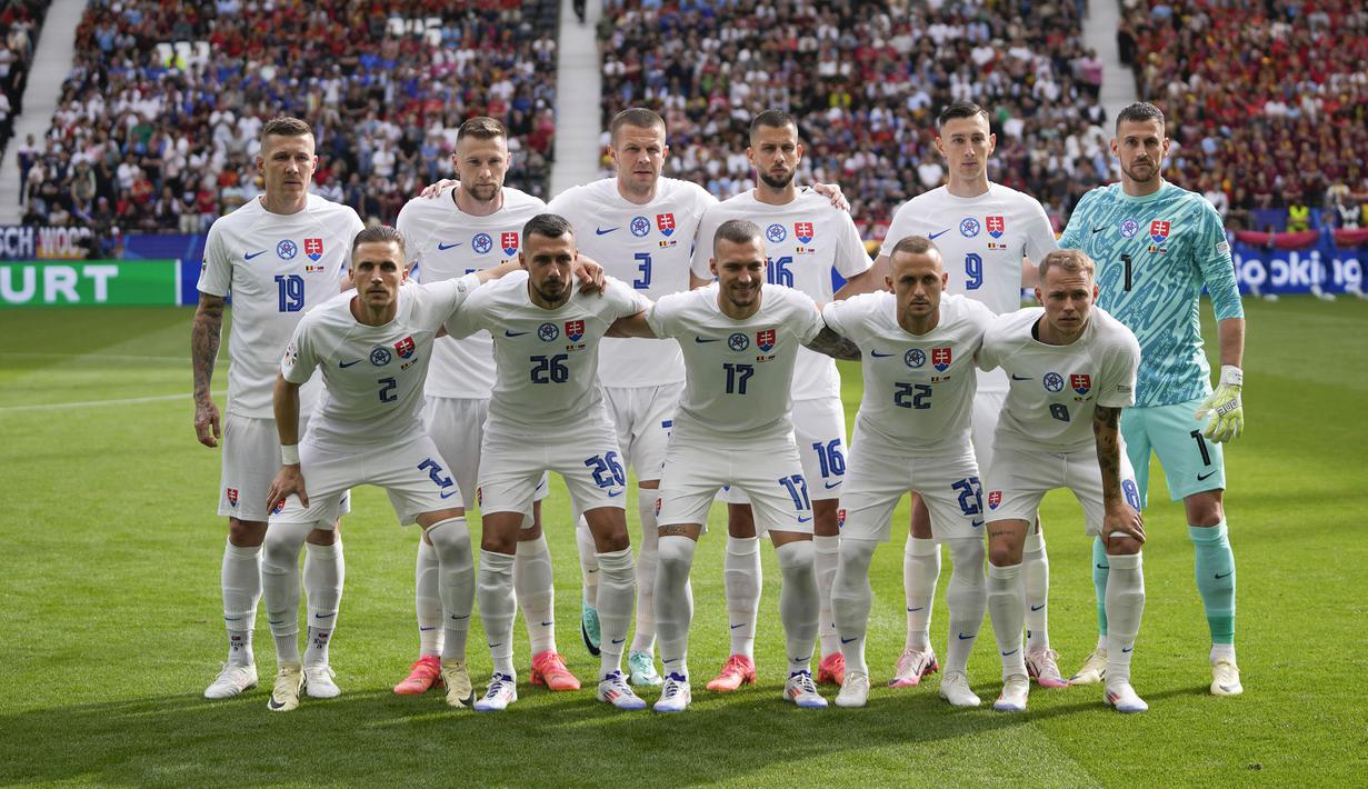 Para pemain starting XI Timnas Slovakia berfoto bersama jelang dimulainya laga Grup E Euro 2024 menghadapi Timnas Belgia di Waldstadion, Frankfurt, Jerman, Senin (17/6/2024). (AP Photo/Darko Vojinovic)