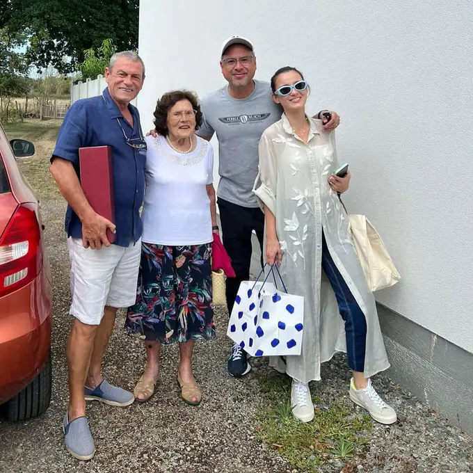 8 Potret Julie Estelle Layaknya Warga Lokal Saat Mudik ke Prancis