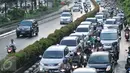 Kendaraan melintas di Jalan Rasuna Said, Kuningan, Jakarta, Jumat (6/1). Pemprov DKI akan merevisi Pergub Pengendalian Lalu Lintas dengan Jalan Berbayar Elektronik atau Electronic Road Pricing (ERP). (Liputan6.com/Yoppy Renato)