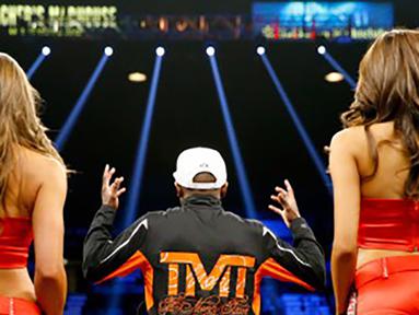Petinju Floyd Mayweather Jr. menggelar jumpa pers usai kemenangannya melawan Manny Pacquiao di  MGM Grand Garden Arena, AS, Sabtu (2/5/2015). Mayweather merupakan atlet terkaya tahun 2015 versi media Forbes. (Getty Images/AFP/Al Bello)