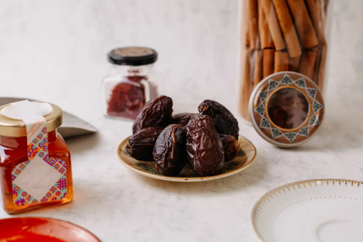 Mengonsumsi Kurma