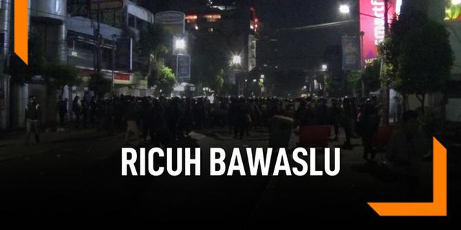 VIDEO: Polisi Pukul Mundur Pendemo Bawaslu di Jalan Sabang