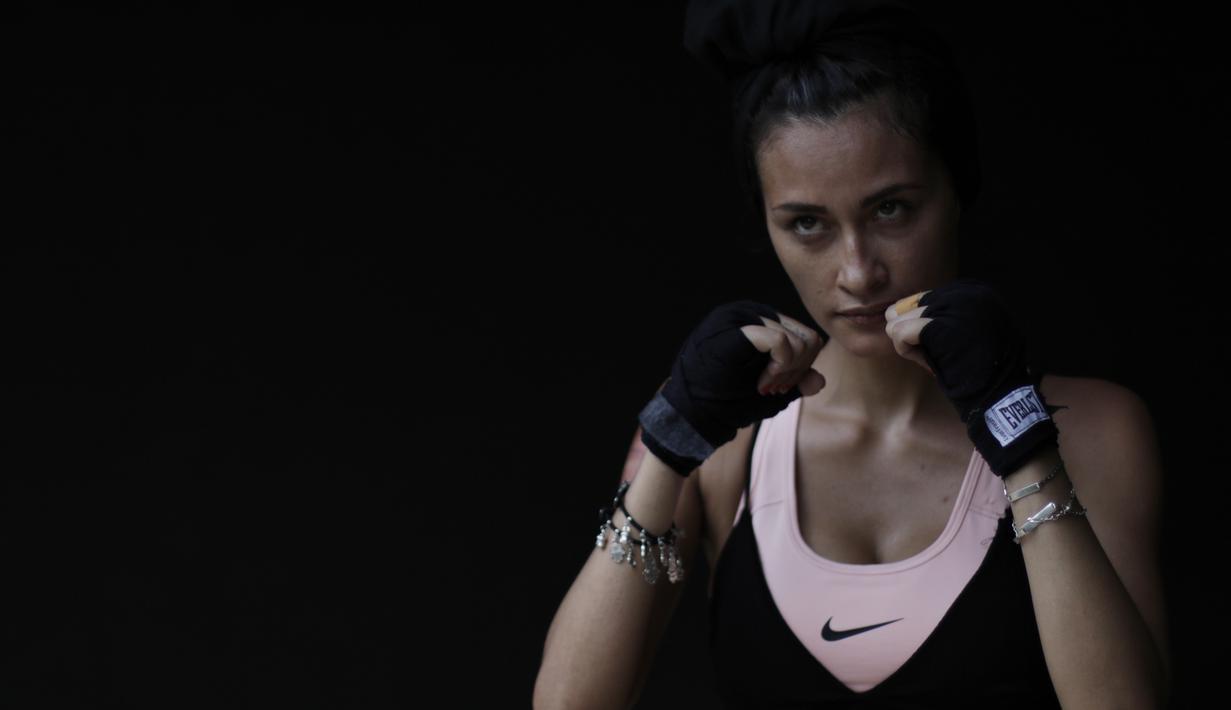 Model dan penyanyi, Rebecca Reijman, berpose usai latihan Muay Thai di rumahnya di Depok, Jawa Barat, Minggu (23/12). Beladiri Muay Thai dipilihnya untuk menjaga kebugaran dan sebagai pertahanan diri. (Bola.com/Vitalis Yogi Trisna)