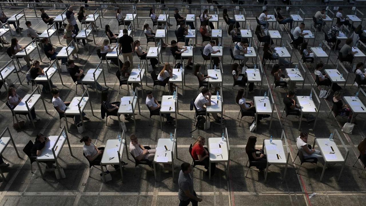 FOTO: Gelombang Panas Ekstrem Iringi Ujian Masuk Universitas di Serbia