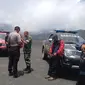 Petugas yang terus berjaga di area Gunung Bromo, Minggu (6/12/2015) (BB TNBTS)