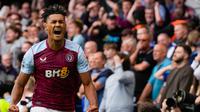 Pemain Aston Villa Ollie Watkins melakukan selebrasi usai mencetak gol ke gawang Chelsea pada pertandingan sepak bola Liga Inggris di Stadion Stamford Bridge, London, Inggris, Minggu (24/9/2023). Chelsea kalah 0-1. (AP Photo/Alastair Grant)
