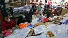 Pembeli melihat-lihat seragam sekolah di Pasar Mester, Jakarta , Minggu (29/8/2021). Menurut pedagang, penjualan seragam sekolah kembali meningkat hingga 30 persen jelang masuk sekolah tatap muka yang dilaksanakan kembali pada 30 Agustus 2021. (Liputan6.com/Herman Zakharia)
