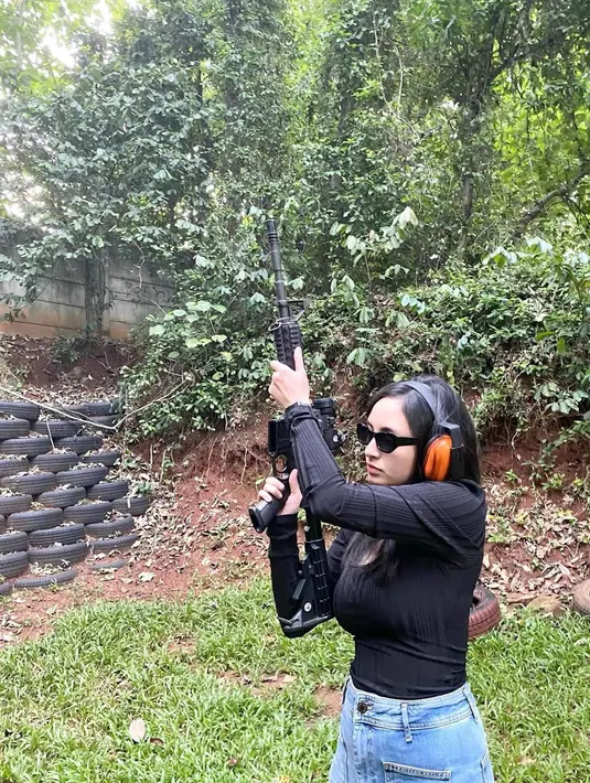 Tampil keren dengan outfit dan kacamata hitam, aksi Valerie ini pun mencuri perhatian banyak netizen. Terlihat keren, banyak netizen yang menyamakannya bak seorang aktris laga yang sedang memegang senjata api. Kalau sudah latihan menembak, para seleb wanita ini memang terlihat keren saat berpose dengan laras panjang. (Liputan6.com/IG/@valtifanka)