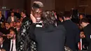 Paul Pogba (kiri) berbincang dengan pelatih AS Roma, Rudi garcia saat menghadiri acara FIFA Ballon d'Or 2015 di Zurich, Swiss, (11/1/2016). Pemain terbaik dunia FIFA Ballon d'Or 2015 direbut penyerang Barcelona Lionel Messi. (AFP/OLIVIER MORIN)