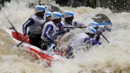 Tim Arung Jeram Argentina beraksi selama Kejuaraan Dunia Arung Jeram 2015 di Sukabumi, Jawa Barat, (7/12). Sebanyak 23 negara dari berbagai belahan benua mengikuti kejuaraan dunia ini. (REUTERS/Beawiharta)