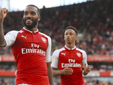 Striker Arsenal, Alexandre Lacazette, melakukan selebrasi usai mencetak gol ke gawang Sevilla pada laga turnamen Piala Emirates yang berlangsung di Stadion Emirates, Minggu (30/7/2017). Arsenal takluk 1-2 dari Sevilla. (AP/John Walton)
