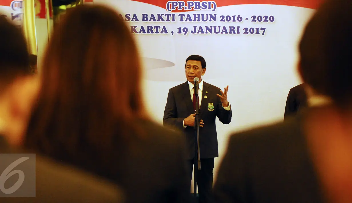 Ketua Umum PP PBSI, Wiranto memberi sambutan usai upacara pelantikan di Jakarta, Kamis (19/1). Wiranto resmi menjabat sebagai Ketua Umum PP PBSI periode 2016-2020 setelah dilantik Ketua KONI Pusat Tono Suratman. (Liputan6.com/Helmi Fithriansyah)