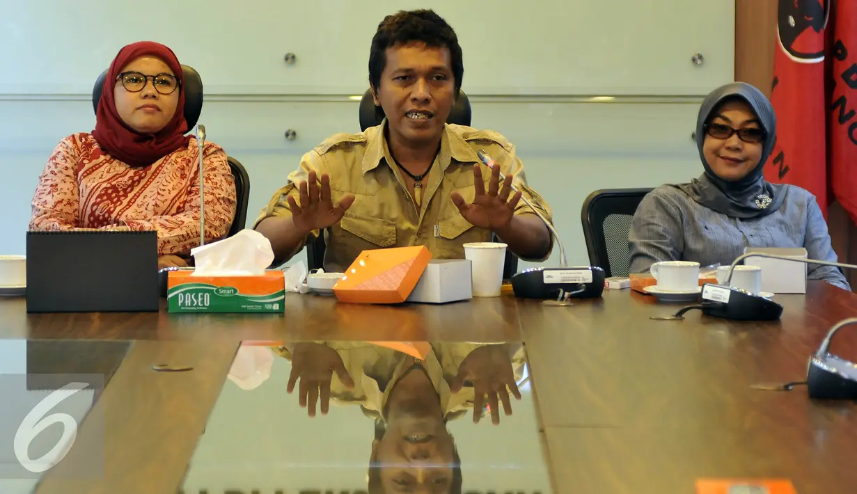 Anggota DPR Fraksi PDIP, Adian Napitupulu (tengah) menuntut dilakukannya revisi UU No 22/2009 menyusul lambatnya pemerintah dalam mengantisipasi perkembangan sistem transportasi berbasis online, Jakarta, Rabu (23/3/2016). (Liputan6.com/Johan Tallo)