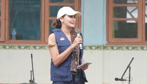 Lewat Yayasan Luna Maya Nawasena, Luna Maya mengunjungi Madrasah Nurul Faizin di Pamekasan, Madura, Jawa Timur. Ia datang membawa bantuan. (Foto: Dok. Tim Luna Maya)