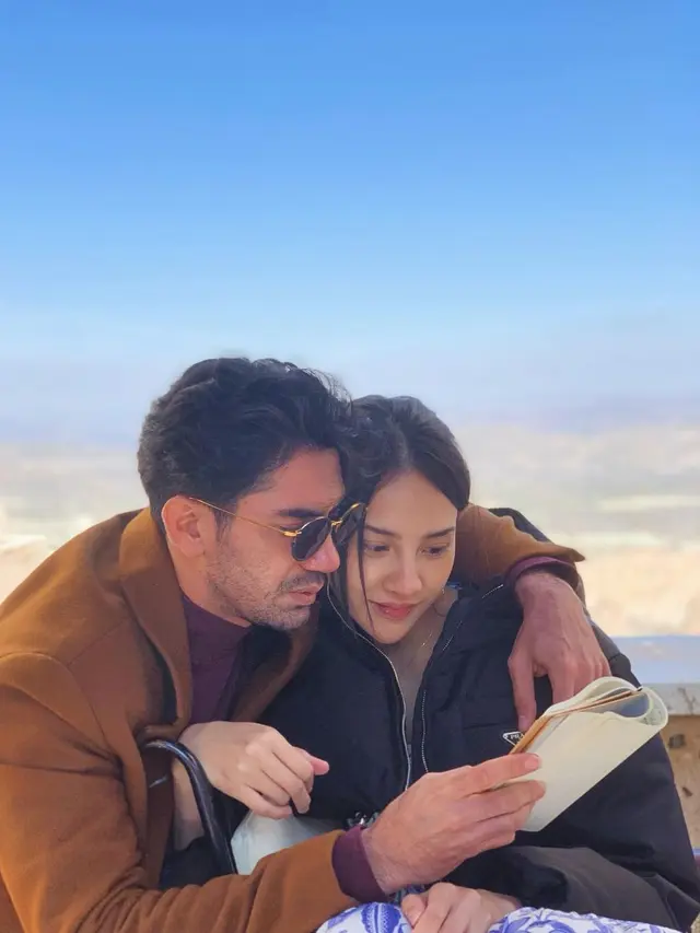 Gaya Bucin Anya Geraldine dan Reza Rahadian di Cappadocia, Bak Honeymoon Romantis ala Pasutri Baru
