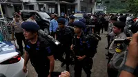 Jelang eksekusi mati terpidana narkoba, keamanan di Nusakambangan diperketat. tampak puluhan aparat kepolisian dikerahkan untuk menjaga Nusakambangan, Cilacap, Jawa Tengah, (4/3/2015).(Liputan6.com/Johan Tallo)