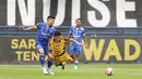 Skuad arahan Mauricio Souza mencoba meningkatkan intensitas serangan untuk membongkar pertahanan tuan rumah. Tampak dalam foto, penyerang tengah Persija, Eksel Timothy Joseph Runtukahu diadang pemain Persib saat pertandingan pekan ke-17 BRI Super League 2025/2026 di Stadion Gelora Bandung Lautan Api (GBLA), Bandung, Jawa Barat, Minggu 11 Januari 2026. (Bola.com/Abdul Aziz)