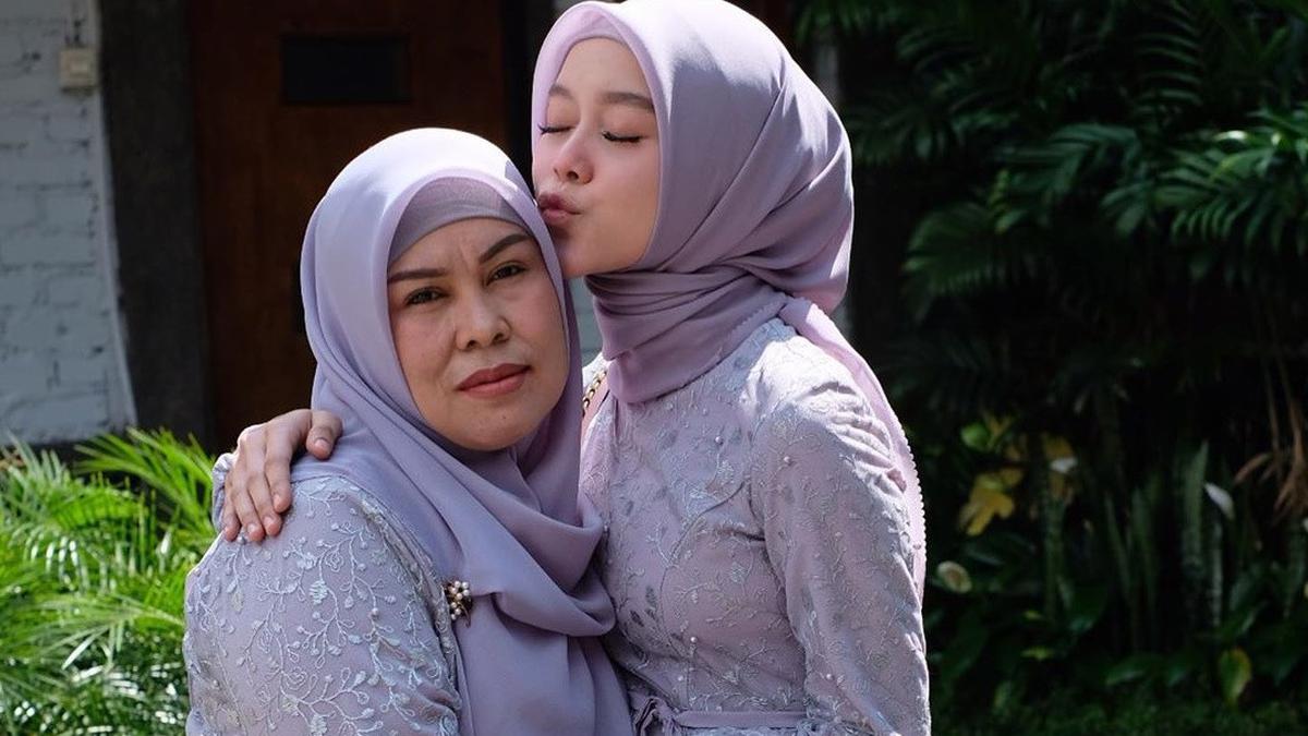 6 Potret Mama Redi, Ibunda Lesty Kejora yang Awet Muda