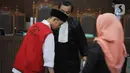 Dede Luthfi Alfiandi, pembawa bendera Merah Putih saat aksi siswa SMK di kawasan DPR/MPR RI pada September lalu, bersama penasehat hukumnya jelang sidang perdana di Pengadilan Negeri Jakarta Pusat, Kamis (12/12/2019). Sidang mendengar pembacaan dakwaan. (Liputan6.com/Helmi Fithriansyah)