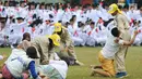 Aksi teatrikal oleh purna Paskibraka Nasional 2017 di PPPON Cibubur, Jakarta Timur, Rabu (23/8). Sebanyak 3000 purna paskibraka dari seluruh Indonesia hadir dalam acara apel kebangsaan tersebut. (Liputan6.com/Yoppy Renato)
