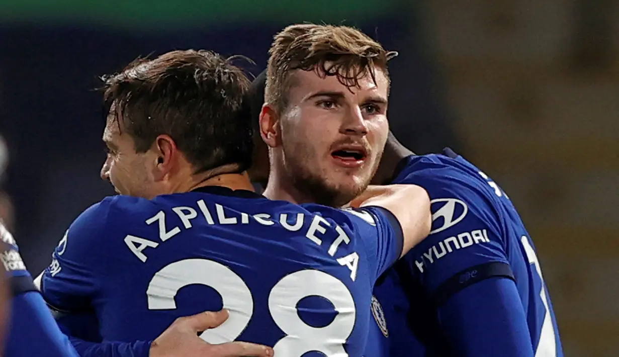 Striker Chelsea, Timo Werner (tengah) melakukan selebrasi bersama rekan setim usai mencetak gol kedua timnya ke gawang Newcastle United dalam laga lanjutan Liga Inggris 2020/21 pekan ke-24 di Stamford Bridges, London, Senin (15/2/2021). Chelsea menang 2-0 atas Newcastle. (AFP/Adrian Dennis/Pool)