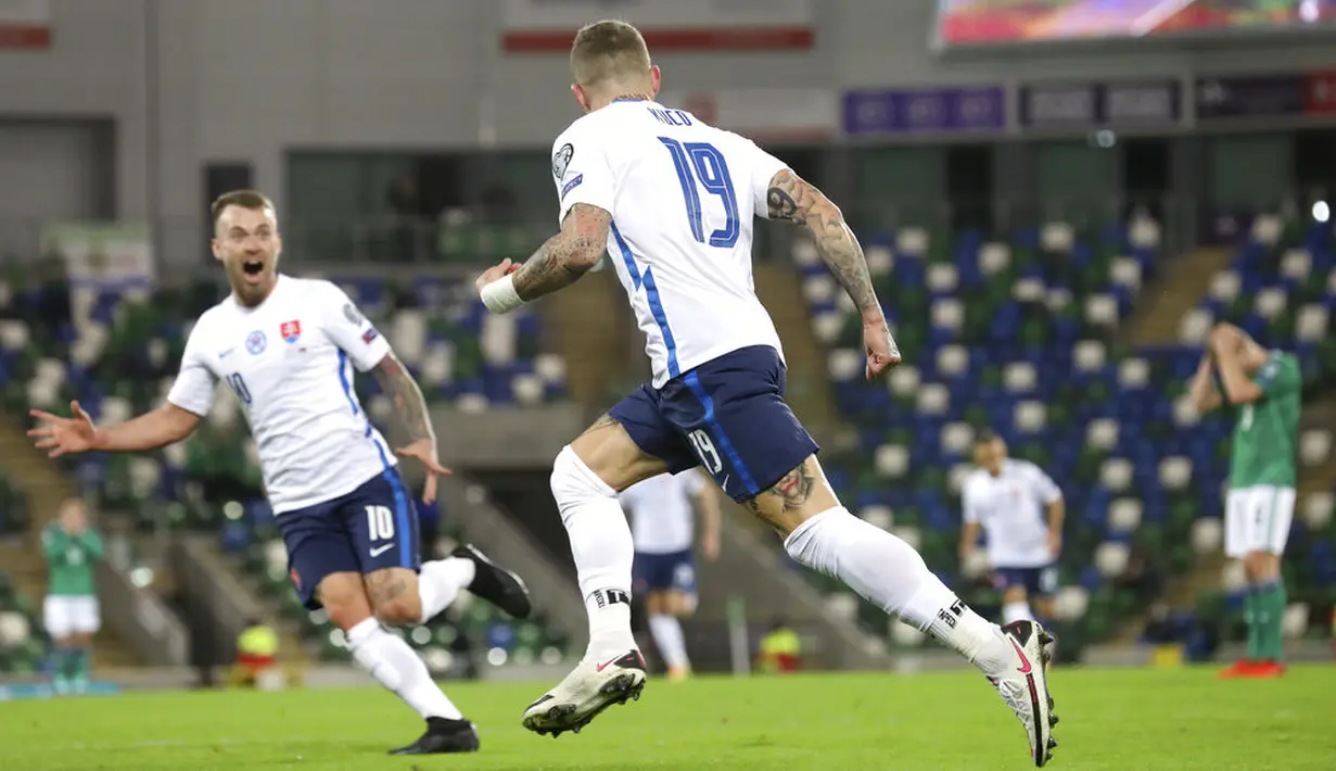 Pemain Slovakia Juraj Kucka bereaksi dengan rekan setimnya Albert Rusnak (kiri) usai mencetak gol ke gawang Irlandia Utara pada pertandingan playoff babak semifinal Euro 2020 di Windsor Park, Belfast, Irlandia Utara, Kamis (12/11/2020). Slovakia lolos ke Euro 2020. (AP Photo/Peter Morrison)