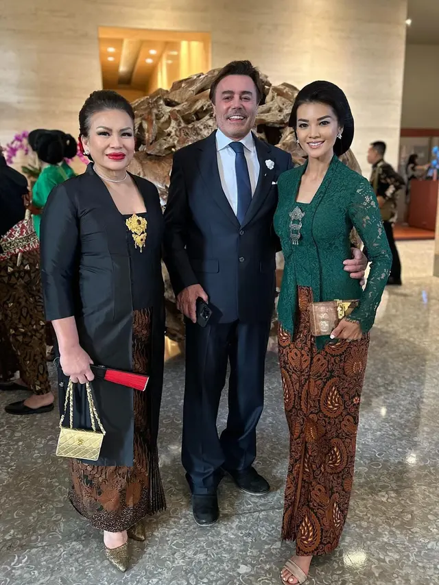 Potret cantik Farah Quinn kenakan kebaya (Sumber: Instagram/@farahquinnofficial)