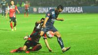 Pemain Arema Cronus, Beny Wahyudi (kanan), dilanggar oleh pemain Persiba Balikpapan dalam laga Torabika Soccer Championship 2016 di Stadion Kanjuruhan, Malang, Minggu (1/5/2016). (Bola.com/Iwan Setiawan)