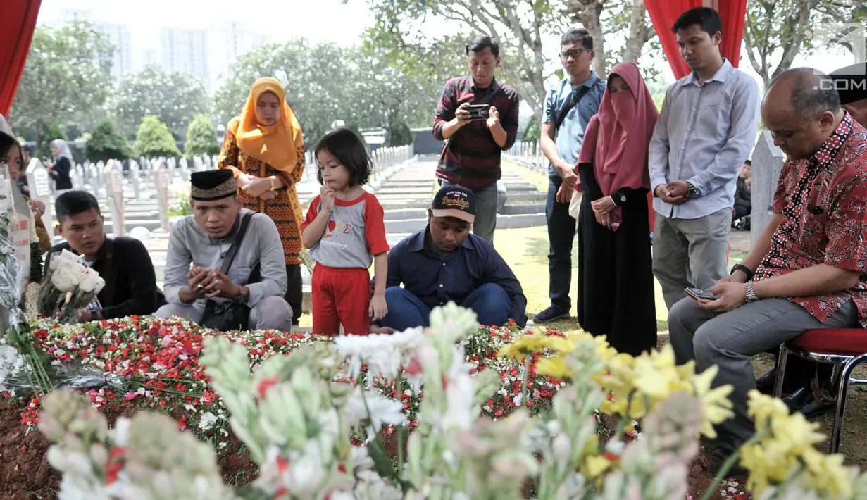 Putra pertama Presiden ke-3 RI BJ Habibie, Ilham Akbar Habibie (kanan) saat berziarah ke makam kedua orangtuanya di TMP Kalibata, Jakarta, Minggu (15/9/2019). Ilham memanjatkan doa bersama warga yang turut datang berziarah. (merdeka.com/Iqbal Nugroho)