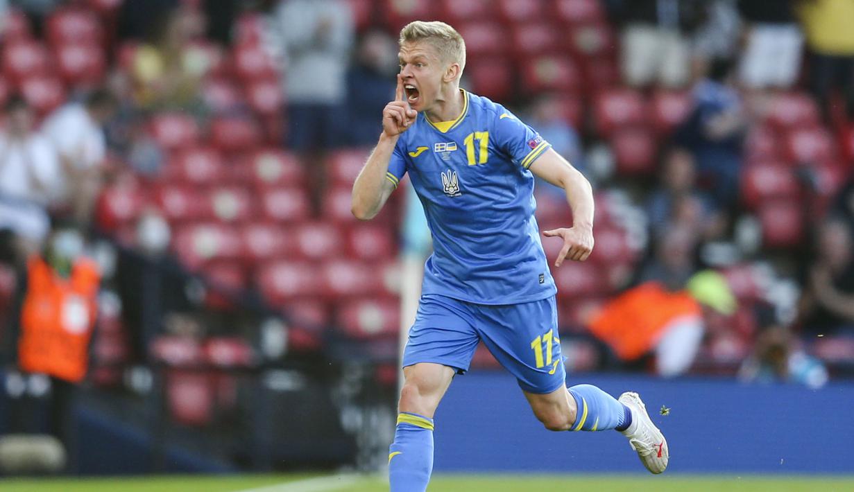 Kebuntuan akhirnya pecah pada menit ke-27, setelah Oleksandr Zinchenko berhasil mengkonversi umpan yang dilesatkan oleh Andriy Yarmolenko. Papan skor berubah menjadi 1-0 dengan keunggulan Ukraina. (Foto: AP/Pool/Robert Perry)