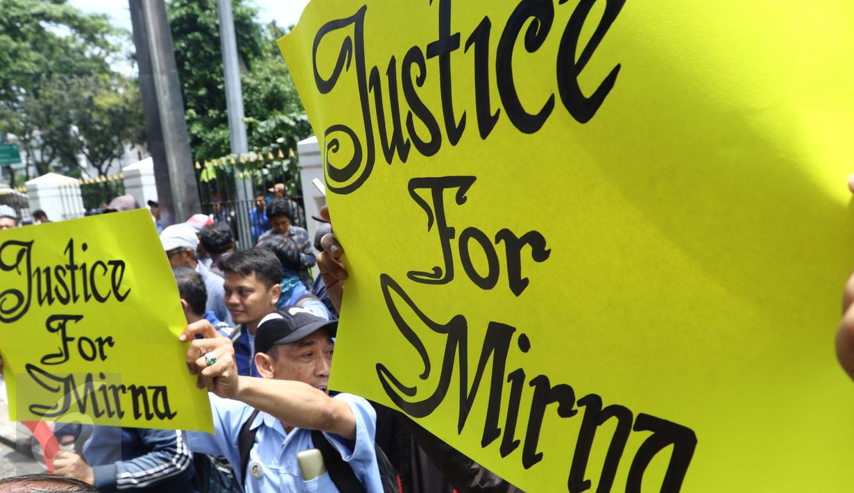 Para pendukung Mirna memperlihatkan tulisan 'Justice for Mirna' jelang sidang vonis di PN Jakarta Pusat, Kamis (27/10). Para pendukung Mirna berharap terdakwa Jesicca Wongso divonis mati. (Liputan6.com/Helmi Afandi)
