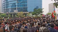 Demo 28 Oktober, Massa Aksi Padati Depan Gedung UOB