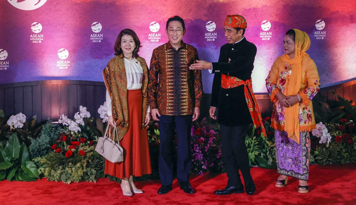 Perdana Menteri Jepang Fumio Kishida (kedua kiri) dan istrinya Yuko Kishida (kiri) disambut oleh Presiden Indonesia Joko Widodo atau Jokowi (kedua kanan) dan Ibu Negara Iriana Widodo (kanan) pada gala dinner KTT ke-43 ASEAN di Jakarta, Indonesia, Rabu (6/9/2023). (Mast IRHAM/POOL/AFP)