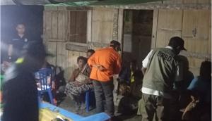 Pihak BPBD Kabupaten Timor Tengah Selatan, NTT saat turun ke lokasi bangunan sekolah yang roboh. (Liputan6.com/ Ola Keda)