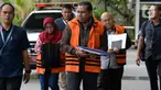 Tersangka suap, Kadis Kominfo Sidoarjo Sanadjihitu Sangadji (tengah), Kadis PU Bina Marga dan SDA Sidoarjo Sunarti Setyaningsih (kedua kiri) dan Pejabat Pembuat Komitmen Dinas PU Sidoarjo, Judi Tetrahastoto bersiap untuk pemeriksaan di Gedung KPK, Jakarta, Kamis (30/1/2020).(merdeka.com/Dwi Narwoko)