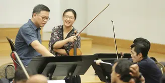 Jelang pertunjukan konserto biola “Malam Tchaikovsky” dalam rangka memperingati 180 tahun kelahiran komponis besar dunia Pyotr Ilyich Tchaikovsky, Jakarta Concert Orchestra melakukan sesi latihan pada rabu (19/2/2020) di Jakarta.  (Bambang E.Ros/Fimela.com)