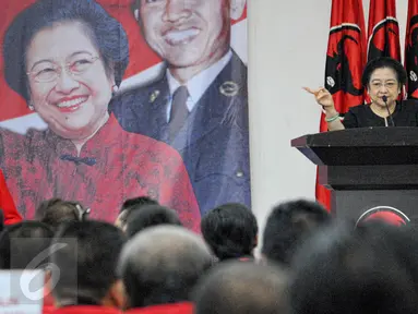 Ketua Umum PDIP Megawati Soekarnoputri memberikan sambutan saat pembukaan sekolah calon kepala daerah PDI Perjuangan di kantor DPP PDIP, Jakarta, Minggu (28/6/2015). (Liputan6.com/Yoppy Renato)