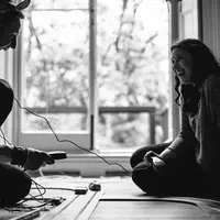 Ketika sahabat si pacar lebih perhatian, apa yang harus kamu lakukan? (Via: Pexels.com)