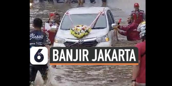 VIDEO: Lihat, Mobil Pengantin Terjebak Banjir di Jalan Tol JORR